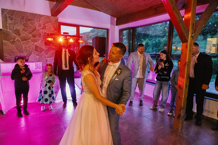 Focení i hraní na svatbě Adély a Jarka, Pod Břesteckou skalou Focení i hraní na svatbě Adély a Jarka, Pod Břesteckou skalou