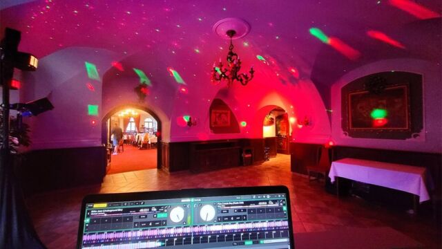 DJ na oslavě i svatbě musí pobavit nejen vaše uši🎶, ale také oči👀... . #djnaoslavu #djmiki #djmikiparty